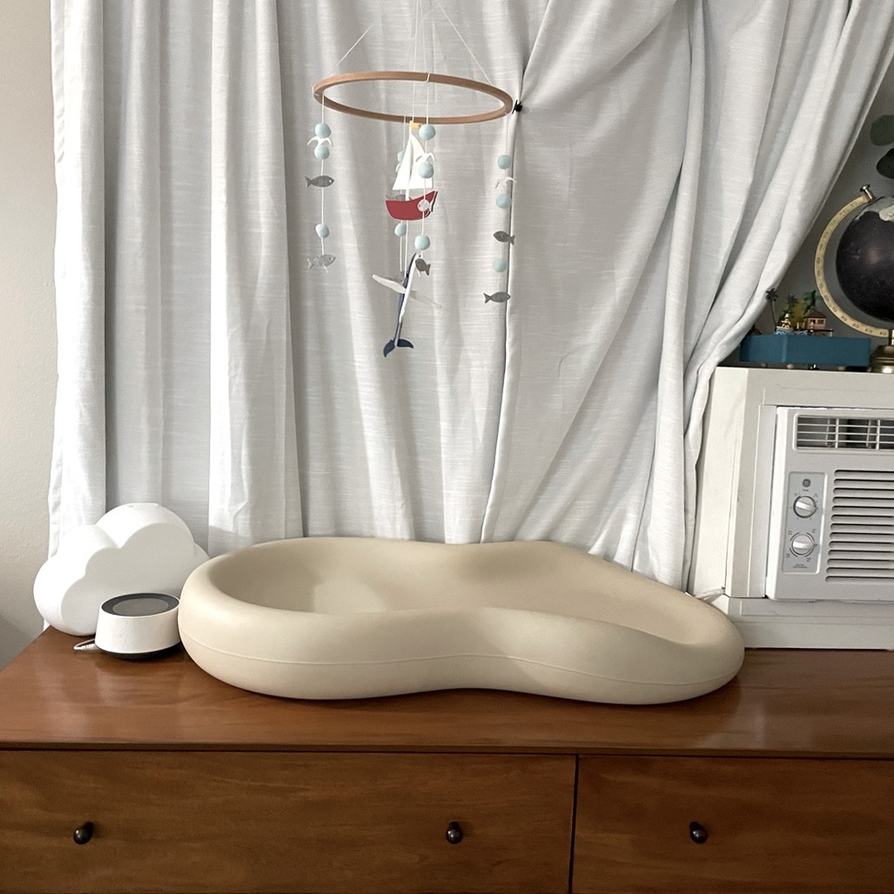 Keekaroo Peanut Diaper Changer